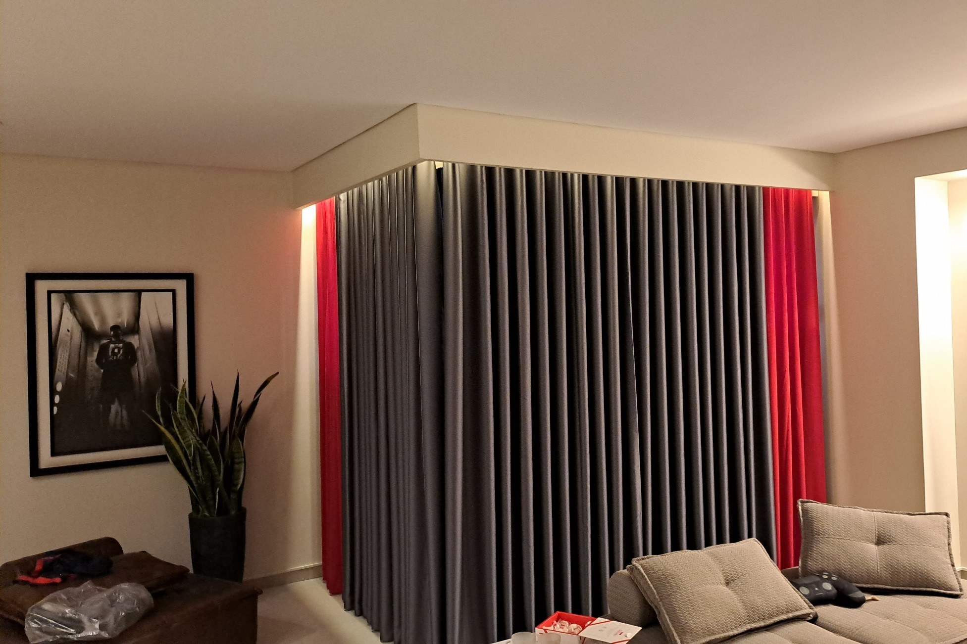 پرده مینیمال طوسی قرمز کد۱۰۰۱۶